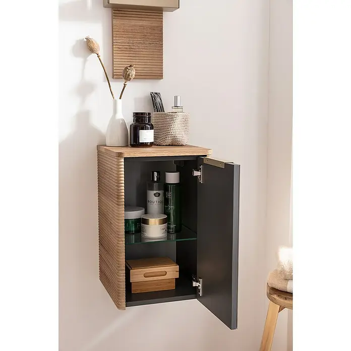 SCHÖNER WOHNEN-Farbe Bad- & Küchenfarbe - Pearl, 2,5 l, Matt - Ein Badezimmerschrank aus hellem Holz mit geöffneter Tür, der Pflegeprodukte und eine kleine Holzkiste auf Glasböden zeigt.