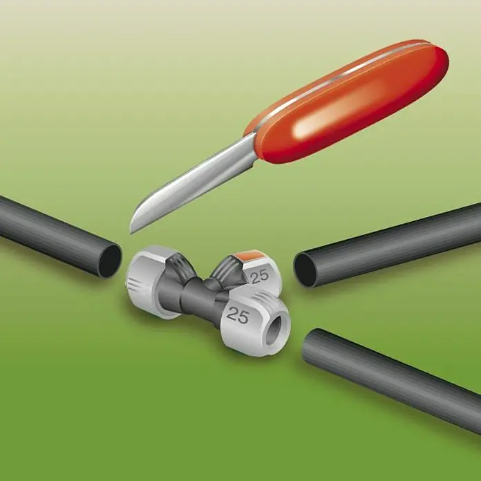 Gardena Sprinklersystem Verlegerohr - Länge: 25 m, Durchmesser: 25 mm - Die Abbildung zeigt ein T-Stück mit Rohren und einem Werkzeug. Ideal für Installationsarbeiten mit diesem vielseitigen Verbinder.