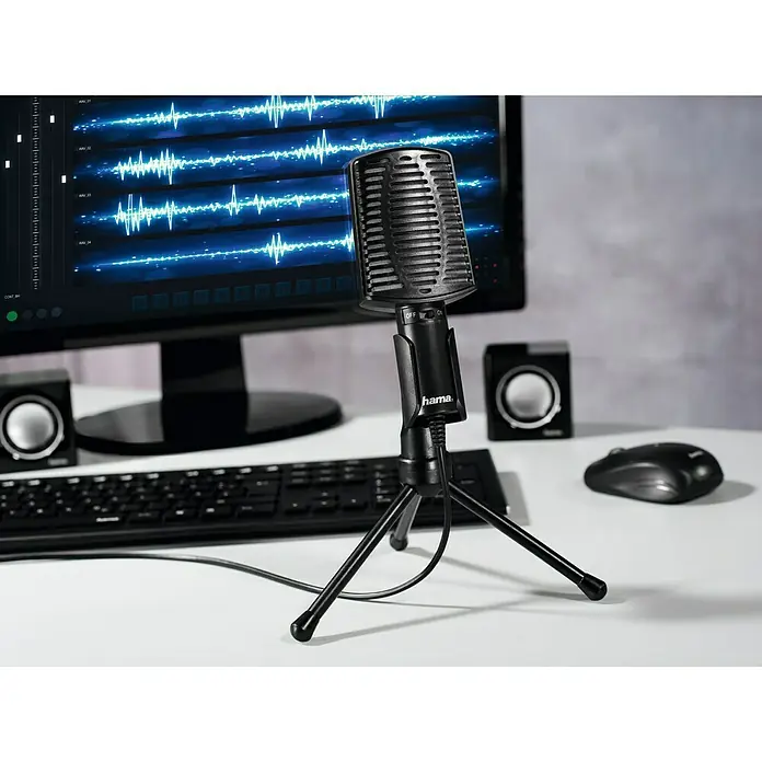 Hama Micrófono MIC-USB Allround - Negro - Primer plano de un micrófono Hama sobre un escritorio con equipo informático, ideal para grabar.
