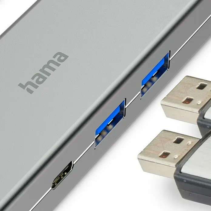Hama USB-Reisestecker 1 x USB-C, 2 x USB-A, 1 x HDMI - L x B x H: 3,3 x 10 x 1,7 cm - Nahaufnahme eines Hama USB-Hubs mit mehreren Anschlüssen und zwei USB-Sticks, die für Konnektivität und Datenübertragung bereitstehen.