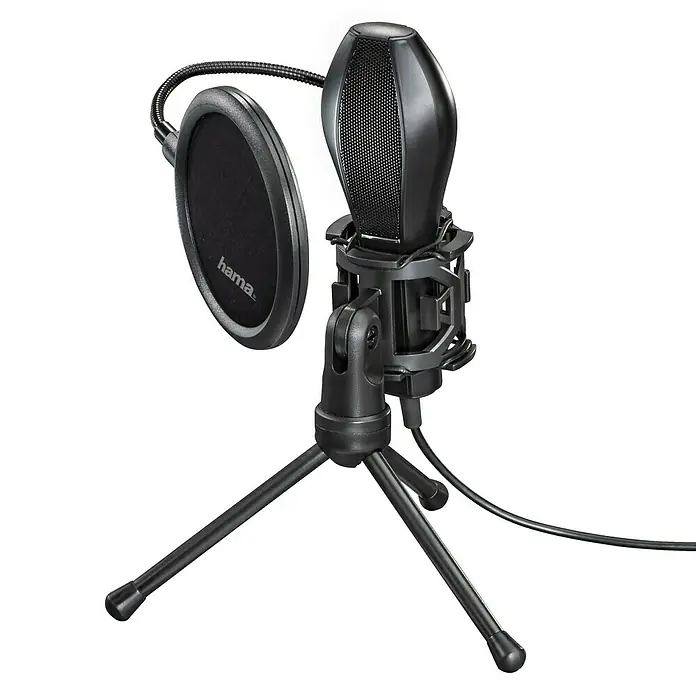 Hama Micrófono MIC-USB Stream - Negro - Un micrófono Hama negro con filtro antipop y soporte, ideal para grabar. El micrófono está montado sobre un trípode de escritorio.