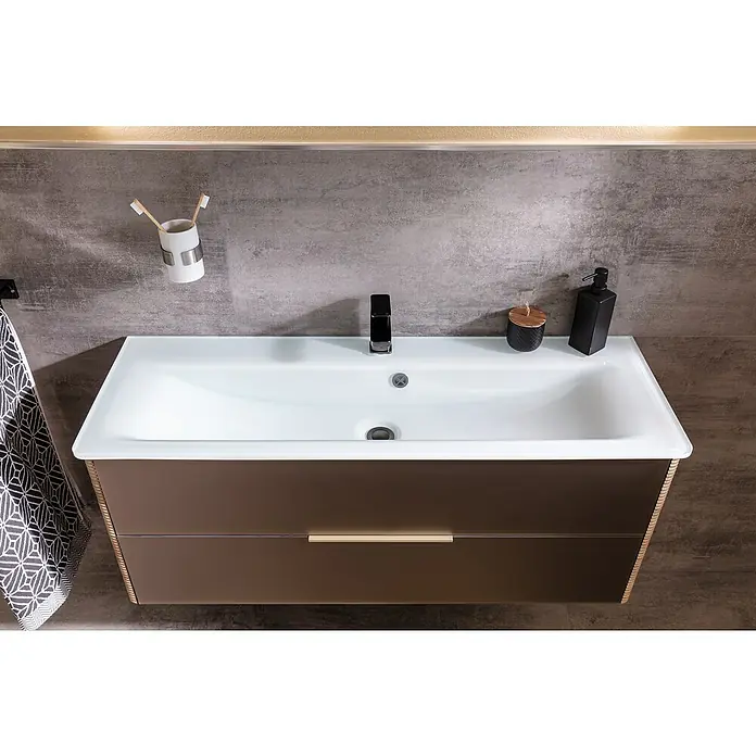 Camargue Marea Einbauwaschbecken - 118 x 40,6 cm, Weiß - Ein moderner Waschbeckenunterschrank mit Schubladen und Aufsatzwaschbecken im Badezimmer.