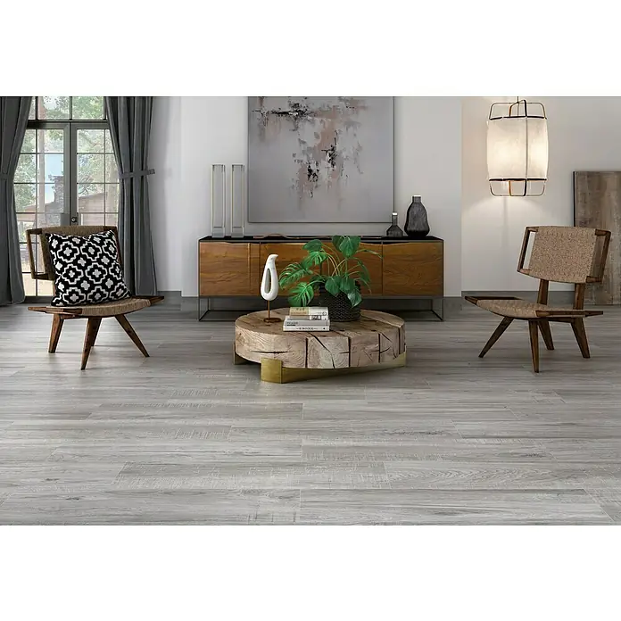 Pavimento porcelánico Baltimore - 120 x 23,3 cm, Gris, Mate - Escena de sala de estar con enfoque en el piso de madera gris claro, creando un ambiente moderno y elegante.