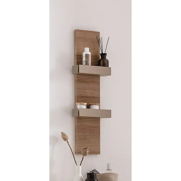 Camargue Marea Badregal - 18 x 10,2 x 80 cm, Goldbronze - Ein dekoratives Wandregal mit zwei Ablagen, auf denen Badaccessoires wie Flakons und Baumwollpads platziert sind.