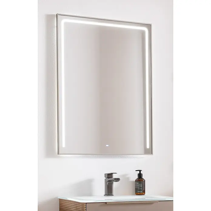 Camargue Marea Badmöbel-Set - Gesamtbreite Badmöbel: 60 cm, Goldbronze - Ein moderner, rechteckiger Spiegel mit LED-Beleuchtung, der ein helles und klares Bild im Badezimmer bietet. Das Design ist minimalistisch und elegant.