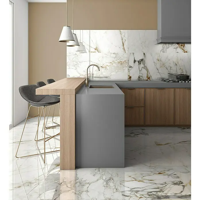 Halcón Pavimento porcelánico Barnaby - 60 x 120 cm, Blanco, Brillante, Rectificado, Espesor: 9 mm - Diseño elegante de cocina con suelo de mármol, encimera gris y armarios de madera. Elegantes taburetes de bar complementan la estética moderna.