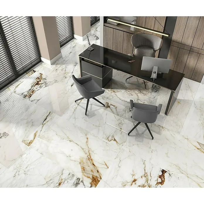 BHS Showroom Pavimento porcelánico Barnaby - 120 x 120 cm, Blanco, Brillante, Rectificado - Un espacio de oficina moderno que exhibe un elegante escritorio y sillas con estilo, complementado con un lujoso suelo de mármol que añade sofisticación.
