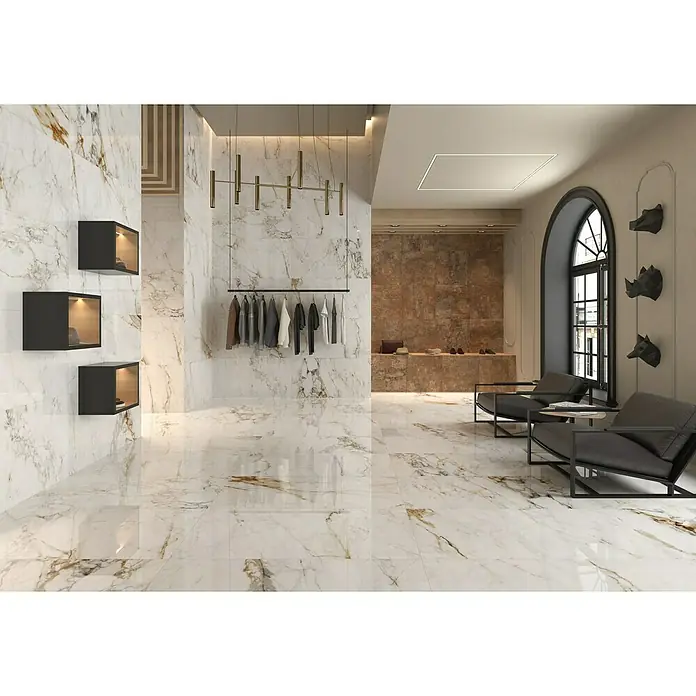 Halcón Pavimento porcelánico Barnaby - 60 x 120 cm, Blanco, Brillante, Rectificado, Espesor: 9 mm - Elegantes baldosas de mármol en un interior elegante. Las baldosas añaden un ambiente lujoso y moderno al espacio.