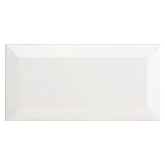 Modern Style Wandfliese Manhattan Biselado Blanco - 7,5 x 15 cm, Weiß, Glänzend - Glänzende, rechteckige weiße Fliese mit abgerundeten Kanten. Perfekt für moderne Küchen oder Badezimmer, die ein sauberes und stilvolles Design wünschen.