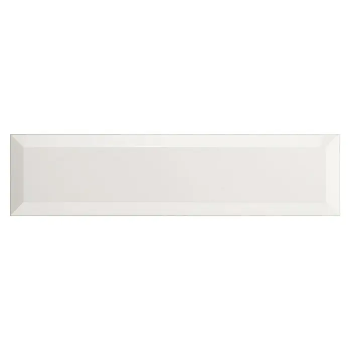 Modern Style Wandfliese Manhattan Biselado Blanco - 7,5 x 30 cm, Weiß, Glänzend - Nahaufnahme einer einzelnen, rechteckigen, glänzend weißen U-Bahn-Fliese mit abgeschrägten Kanten.