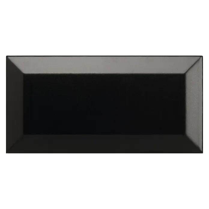 Modern Style Wandfliese Manhattan Biselado Negro - 7,5 x 15 cm, Schwarz, Matt - Nahaufnahme einer glänzenden, schwarzen rechteckigen Fliese, die ein modernes und elegantes Design für Innenräume bietet.