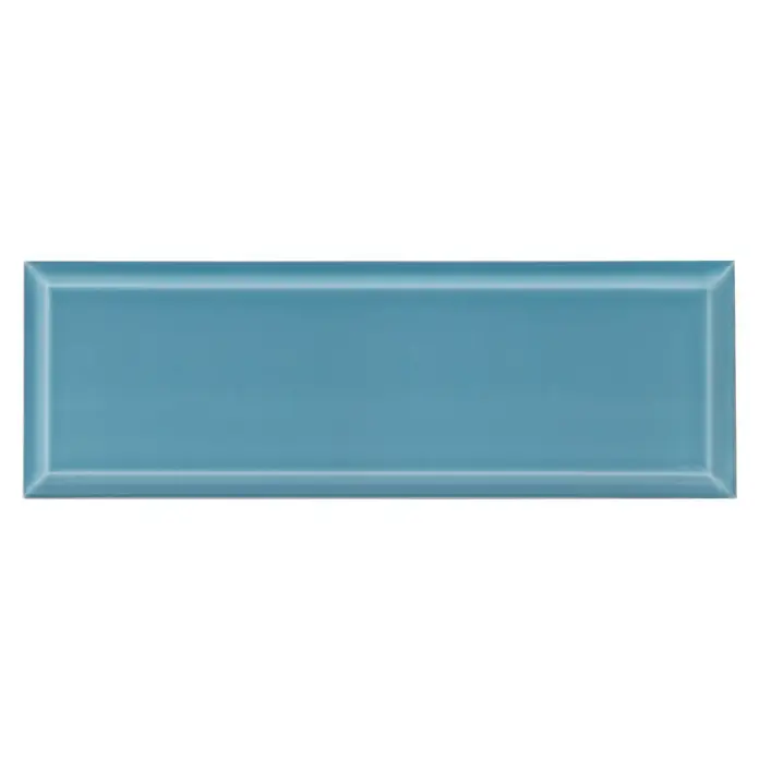 Modern Style Wandfliese Metro Biselado Azul 730 - 9,8 x 29,8 cm, Blau, Glänzend - Nahaufnahme einer einzelnen hellblauen U-Bahn-Fliese mit einer subtilen, abgeschrägten Kante, die ihre Form betont. Das glänzende Finish reflektiert sanft das Licht.