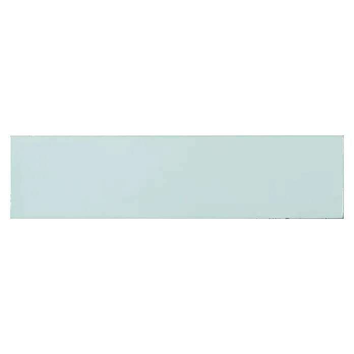 Modern Style Wandfliese Alboran Aqua - 7,5 x 30 cm, Hellblau, Glänzend - Nahaufnahme einer hellblauen Glasplatte, die eine minimalistische Ästhetik und die glatte Textur des Materials hervorhebt.