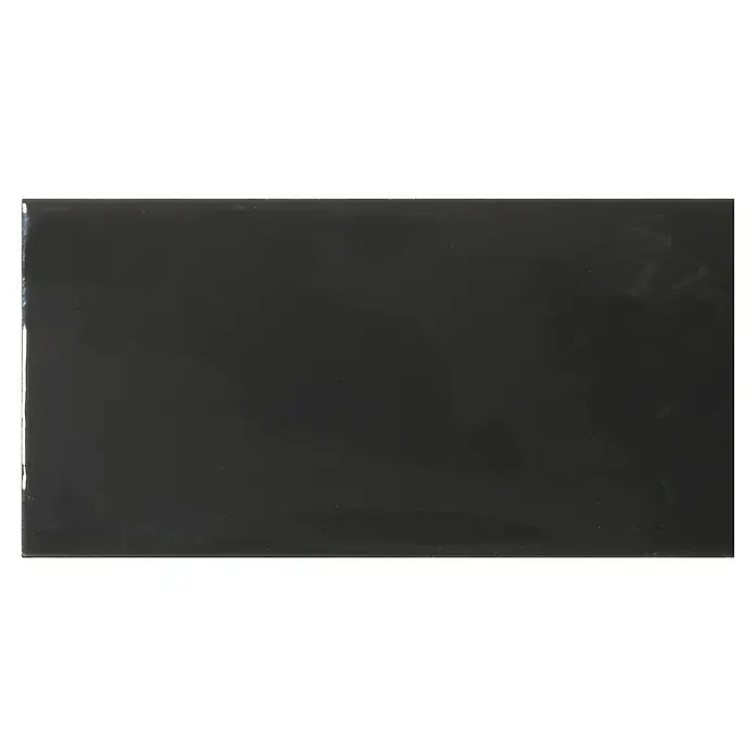 Modern Style Wandfliese Alboran Negro - 7,5 x 15 cm, Schwarz, Glänzend - Hier ist ein dunkles, rechteckiges Objekt mit unregelmäßigen, leicht reflektierenden Oberflächen, die ein Gefühl von Tiefe vermitteln.