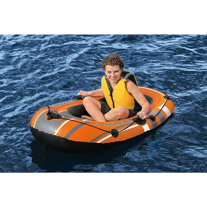 Bestway Hydro Force Bote hinchable Kondor 1000-61099 - L x An x Al: 1,55 m x 93 cm x 30 cm, Apto para: 1 persona, Carga útil: 80 kg - Un niño con chaleco salvavidas sentado en un bote inflable naranja Kondor 1000 en el agua.