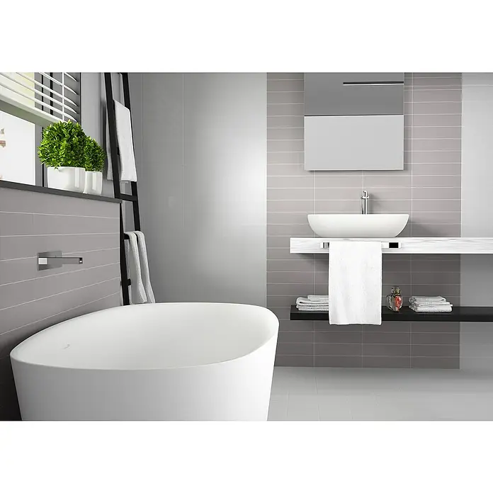 Modern Style Wandfliese Urban Gris - 7,5 x 30 cm, Grau, Glänzend - Elegantes Badezimmer-Interieur mit freistehender Badewanne, modernem Waschtisch und stilvollen Akzenten für ein luxuriöses Ambiente.
