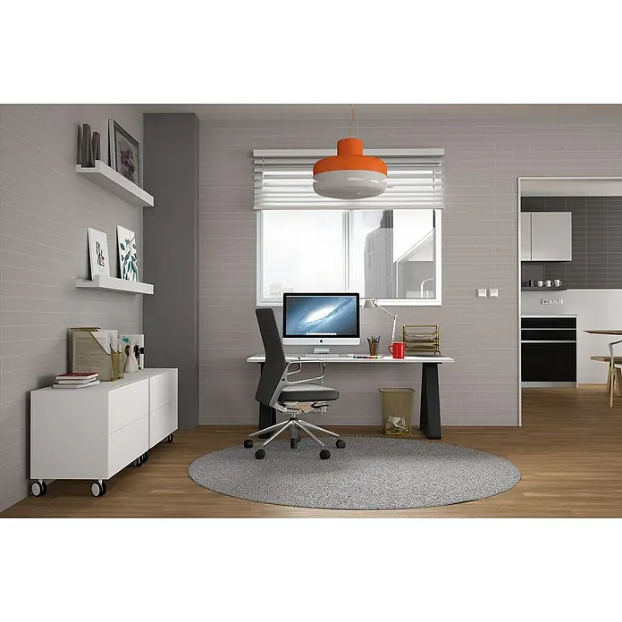 Modern Style Wandfliese Urban Gris - 7,5 x 30 cm, Grau, Glänzend - Dieses Bild zeigt ein modernes Arbeitszimmer mit einem iMac-Computer auf einem Schreibtisch, einem Bürostuhl, Regalen und einem weißen Sideboard.