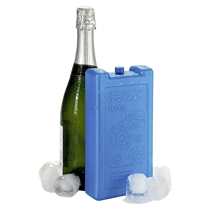 Acumulador de frío - 1.000 ml - Imagen del producto: Una botella de vino espumoso junto a una bolsa de hielo azul y cubitos de hielo, perfecto para un refresco frío.