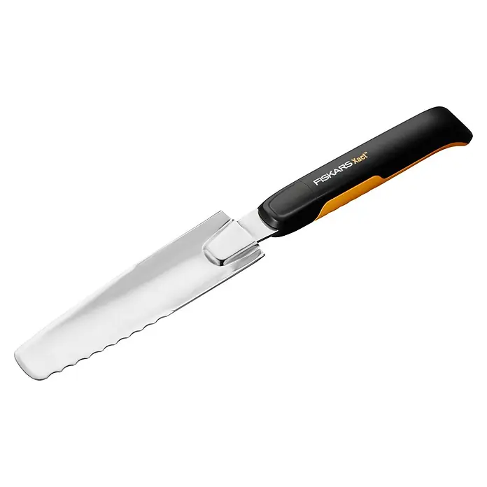 Fiskars Xact Hand-Unkrautstecher - 39,6 cm - Nahaufnahme eines Fiskars Xact Unkrautstechers mit gezackter Klinge und ergonomischem Griff. Ideal für präzises Arbeiten im Garten.