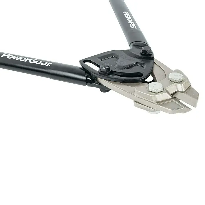 Fiskars PowerGear Bolzenschneider - Länge: 61 cm - Nahaufnahme einer Fiskars PowerGear Bolzenschere mit schwarzem Griff und silbernen Schneidklingen vor schwarzem Hintergrund.