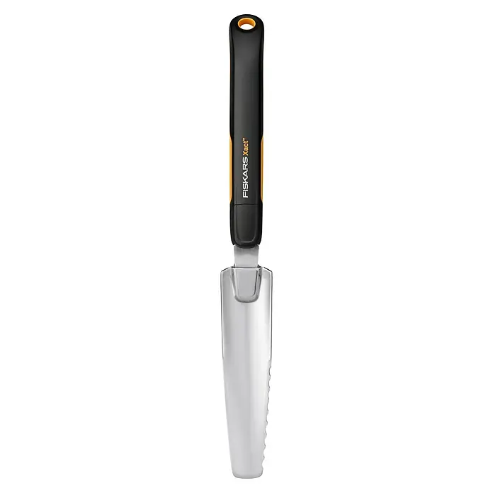 Fiskars Xact Hand-Unkrautstecher - 39,6 cm - Eine Nahaufnahme eines Fiskars Xact Unkrautstechers mit einem schwarzen Griff und einem silbernen, gezackten Blatt zum einfachen Jäten.