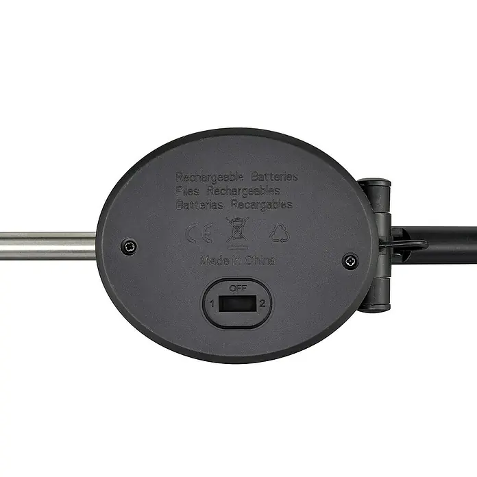 BAUHAUS Solarleuchte FeuerwerkHöhe: 90 cm, IP44, Lichtfarbe: Warmweiß - Eine Nahaufnahme der Unterseite einer Solarlampe mit Schalter, Batteriefach und Herstellerangaben, ideal für Garten oder Terrasse.