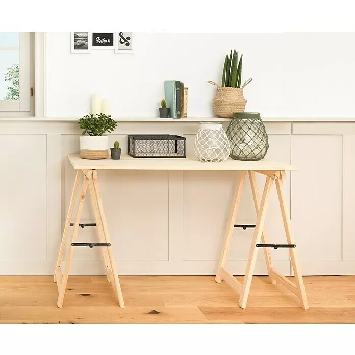 Astigarraga Arbeitstisch - Höhe: 76,8 cm, Kiefer, Natur - Heller Schreibtisch aus Holz mit zwei Böcken als Gestell, der in einem Raum aufgestellt ist.