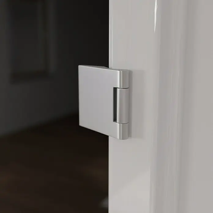 Diamond Doors Black Edition Glasdrehtür 517 - 834 x 1.972 mm, DIN Anschlag: Links/Rechts, Verbundsicherheitsglas (VSG), Schwarz - Nahaufnahme eines modernen, silbernen Türscharniers an einer weißen Tür, das Design und Funktionalität vereint.