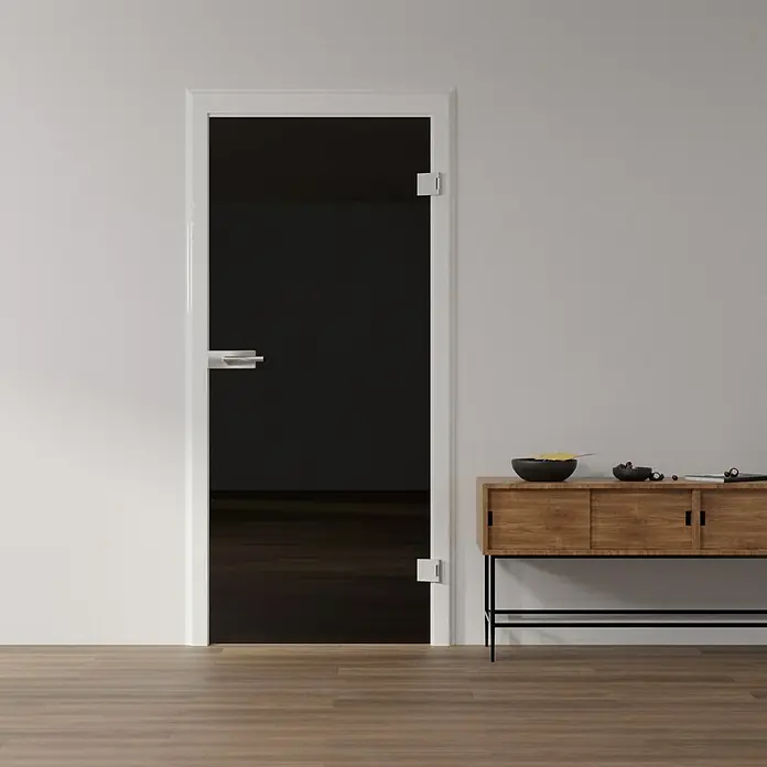 Diamond Doors Black Edition Glasdrehtür 517 - 834 x 1.972 mm, DIN Anschlag: Links/Rechts, Verbundsicherheitsglas (VSG), Schwarz - Eine elegante schwarze Glastür mit silbernen Beschlägen vor einer hellen Wand und einem Holzschrank. Stilvolles Interieur für modernes Wohnen.