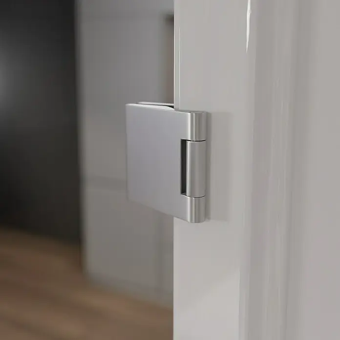 Diamond Doors Glasdrehtür Grey - 834 x 1.972 mm, DIN Anschlag: Links/Rechts, Klarglas - Nahaufnahme eines modernen Türscharniers aus gebürstetem Stahl, das an einer weißen Tür befestigt ist. Das Scharnier ist ein elegantes und funktionales Detail.