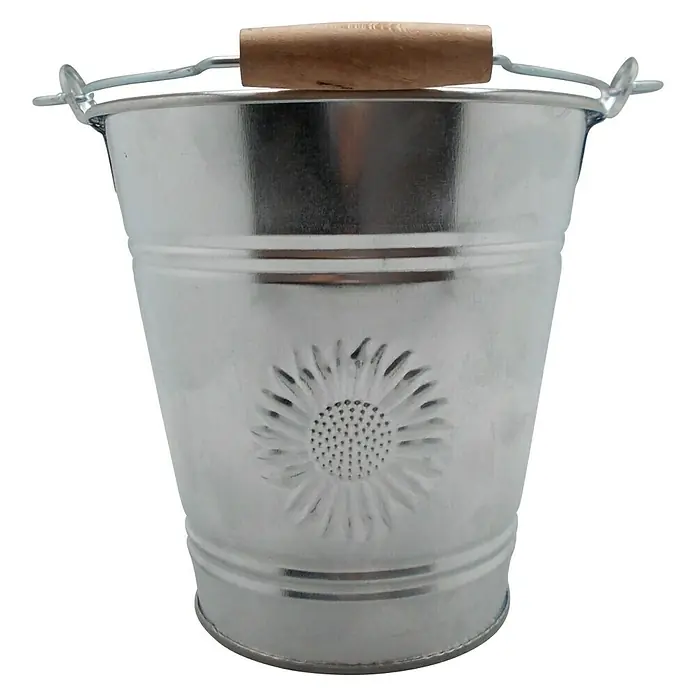Zinkeimer Sonne - 7,2 l - Nahaufnahme eines silbernen Metalleimers mit Holzgriff und Sonnenblumenmuster auf schwarzem Hintergrund.