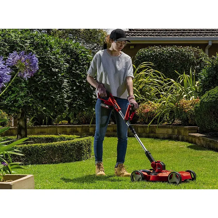 Einhell Power X-Change 18V Akku-Rasentrimmer GE-CT18/28LI TC-Solo18 V, Li-Ionen, Ohne Akku, Schnittbreite Faden: 28 cm - Frau benutzt einen roten Akku-Rasentrimmer von Einhell im Garten.