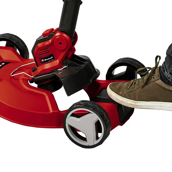 Einhell PXC 18V Akku-Rasentrimmer GE-CT18/28LI TC-Solo - 18 V, Li-Ionen, Ohne Akku, Schnittbreite Faden: 28 cm - Nahaufnahme eines roten Einhell Rasentrimmers mit einem Fuß auf der Basis, der einen stabilen Stand demonstriert.\n