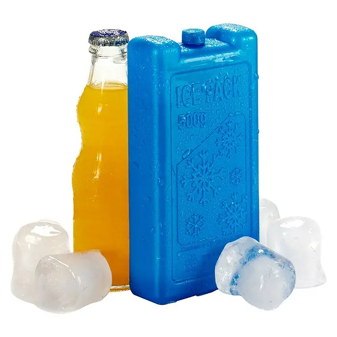 Acumulador de frío - 500 ml - Una naturaleza muerta refrescante: botella de limonada, acumulador de frío y cubitos de hielo, perfecto para combatir el calor.