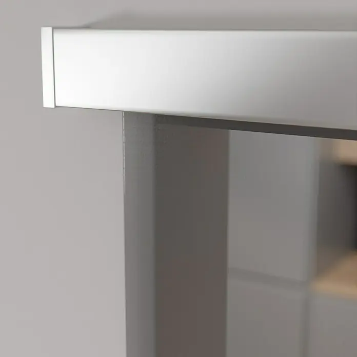Diamond Doors Glasschiebetür Grey - 935 x 2.058 mm, Klarglas - Nahaufnahme eines silbernen oder grauen Schranks mit klaren, modernen Linien, der die Ästhetik von Möbeldesign und Innenarchitektur betont.