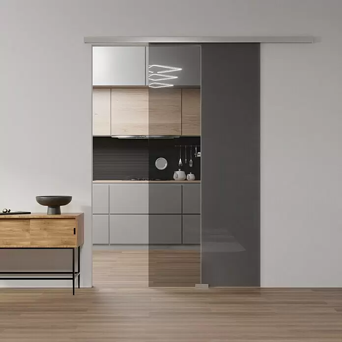 Diamond Doors Glasschiebetür Grey - 935 x 2.058 mm, Klarglas - Glasschiebetür mit durchsichtigen und dunkelgrauen undurchsichtigen Paneelen, die teilweise eine moderne Küche freigibt.