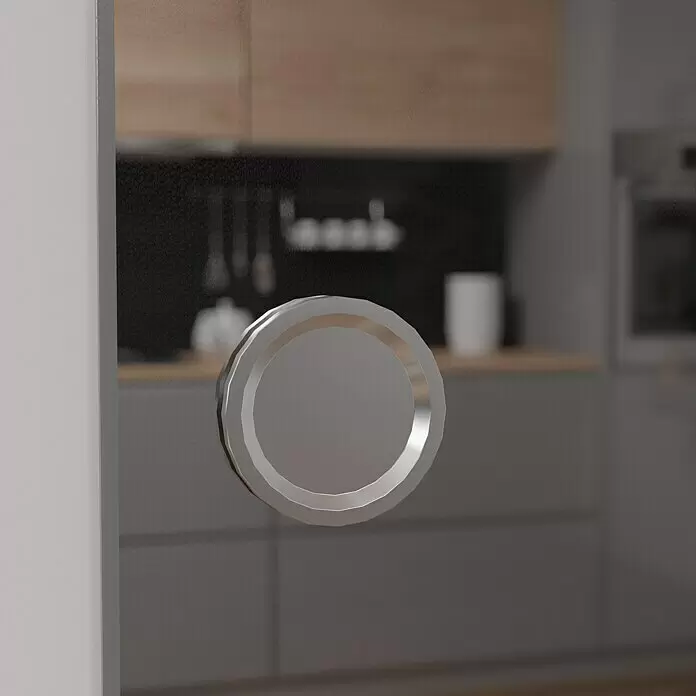 Diamond Doors Glasschiebetür Grey - 935 x 2.058 mm, Klarglas - Runder, metallisch silberner Türgriff an einer durchscheinenden Glastür, dahinter ist eine unscharfe Küche sichtbar.