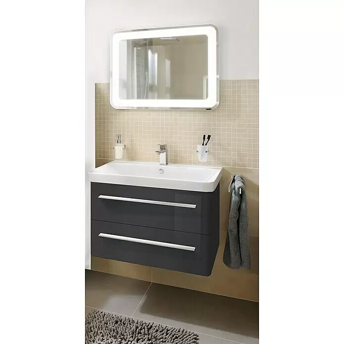 Camargue Modern 3.0 Badmöbel-Set MO80G1 - Gesamtbreite Badmöbel: 80 cm, Grafit, Hochglänzend, 3 -tlg. - Moderne dunkelgraue Badmöbel mit weißem Waschbecken, zwei Schubladen und beleuchtetem Spiegel darüber in einem gefliesten Bad.