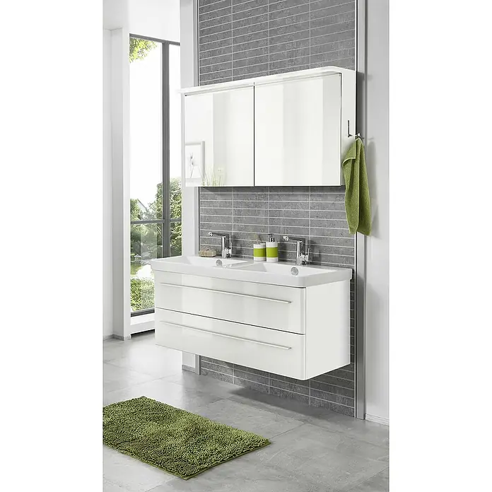 Camargue Badmöbel-Set MO12W3 - Gesamtbreite Badmöbel: 120 cm, Weiß, Hochglänzend, 3 -tlg. - Ein modernes Badezimmer-Ensemble mit einem Doppelwaschtisch in Weiß und einem Spiegelschrank, akzentuiert durch graue Fliesen und einen grünen Teppich.