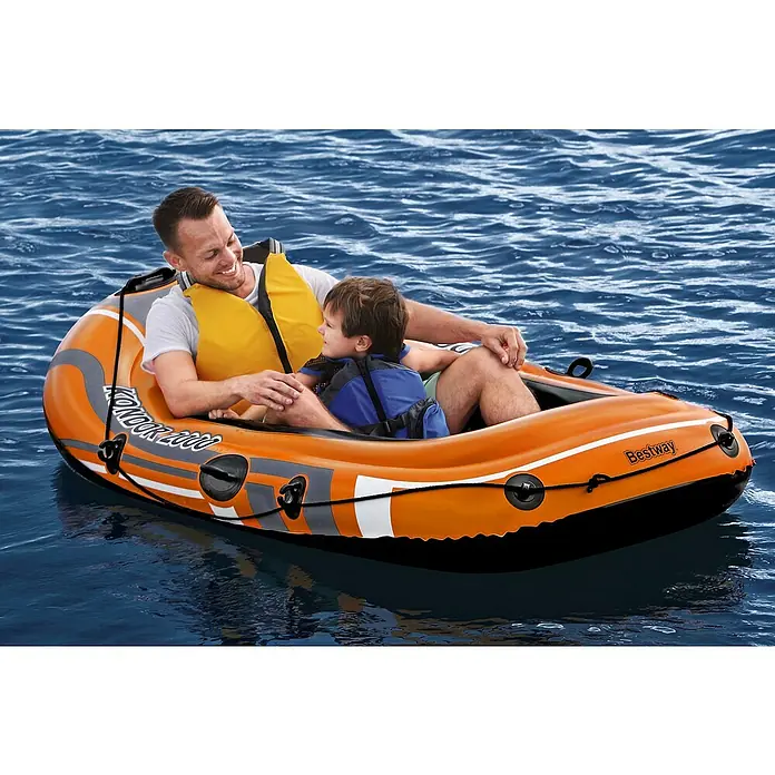 Bestway Hydro Force Bote hinchable Kondor 2000-61100 - L x An x Al: 1,88 m x 98 cm x 30 cm, Apto para: 2 personas, Carga útil: 120 kg - Una barca inflable naranja Bestway Kondor 2000 con un hombre y un niño que llevan chalecos salvavidas en el agua.