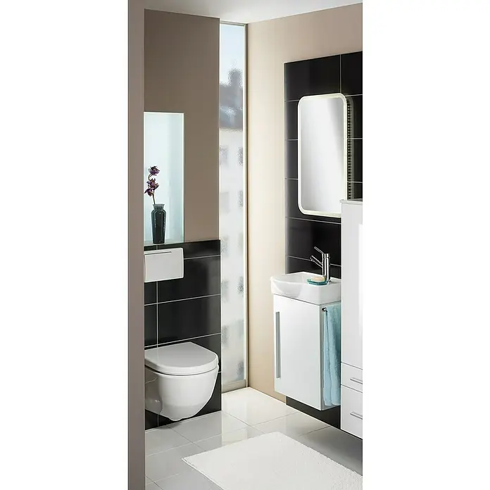 Camargue Stella K welcome Badmöbel-Set KW45W - Gesamtbreite Badmöbel: 45 cm, Weiß, Hochglänzend, DIN Anschlag: Links - Elegantes Badezimmer-Design mit einem stilvollen Waschtischunterschrank, einem beleuchteten Spiegel und einer modernen Toilette. Die schwarzen Fliesen sorgen für Kontrast.