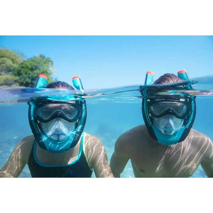 Bestway Máscara de Snorkel SeaClear - L/XL, Plástico, Azul/Negro - Dos personas usan máscaras de snorkel en el agua, lo que permite una vista sin obstáculos debajo de la superficie del mar. Ideal para excursiones de exploración en vacaciones.