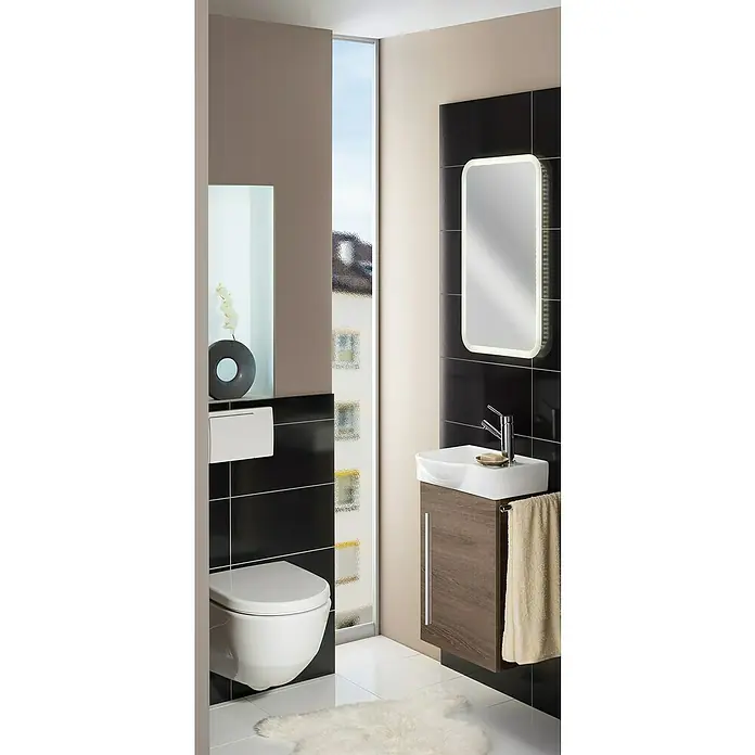 Camargue Stella K welcome Badmöbel-Set KW45E - Gesamtbreite Badmöbel: 45 cm, Eiche Maron, Matt, DIN Anschlag: Links - Dieses Badezimmer verfügt über eine Toilette, ein Waschbecken mit Unterschrank, einen beleuchteten Spiegel und schwarze Fliesenakzente.