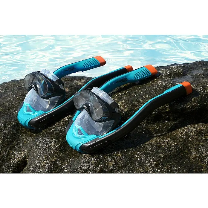 Bestway Máscara de Snorkel SeaClear - L/XL, Plástico, Azul/Negro - Primer plano de dos máscaras de snorkel Hydro Pro sobre una roca en la playa.