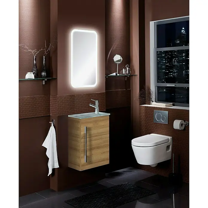 Camargue Stella Mini Badmöbel-Set SM45B - Gesamtbreite Badmöbel: 45 cm, Berg Eiche, Matt, 3 -tlg. - Ein modernes Badezimmer mit einem beleuchteten Spiegel, einem Waschtischunterschrank und einer wandhängenden Toilette.