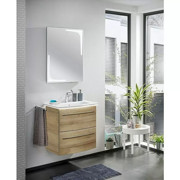 Camargue Excelsior Waschbeckenunterschrank - 59,2 x 44,1 x 63 cm, Berg Eiche - Moderner Badschrank aus hellem Holz mit weißem Waschbecken und beleuchtetem Spiegel, wandmontiert in einem hellen Badezimmer.