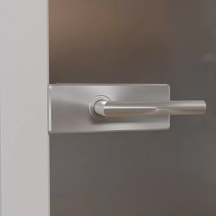 Diamond Doors Glasdrehtür Grey - 834 x 1.972 mm, DIN Anschlag: Rechts, Satiniertes Glas - Gebürsteter Edelstahl-Türgriff mit rechteckigem Schild und horizontalem Hebel an einer Tür.