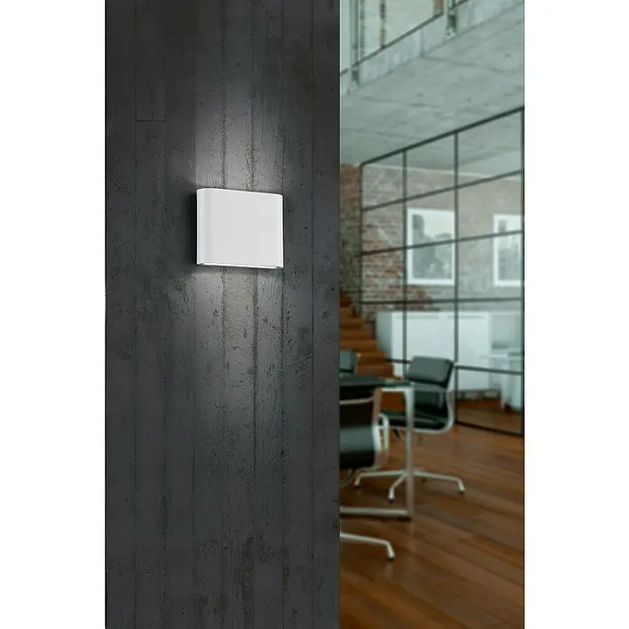 Trio Lighting Aplique exterior LED Thames II - 2,5 W, 3 x 11 x 9 cm, Blanco, IP54 - Aplique de pared rectangular moderno que emite un brillo suave sobre una pared oscura, creando una atmósfera elegante y sofisticada.