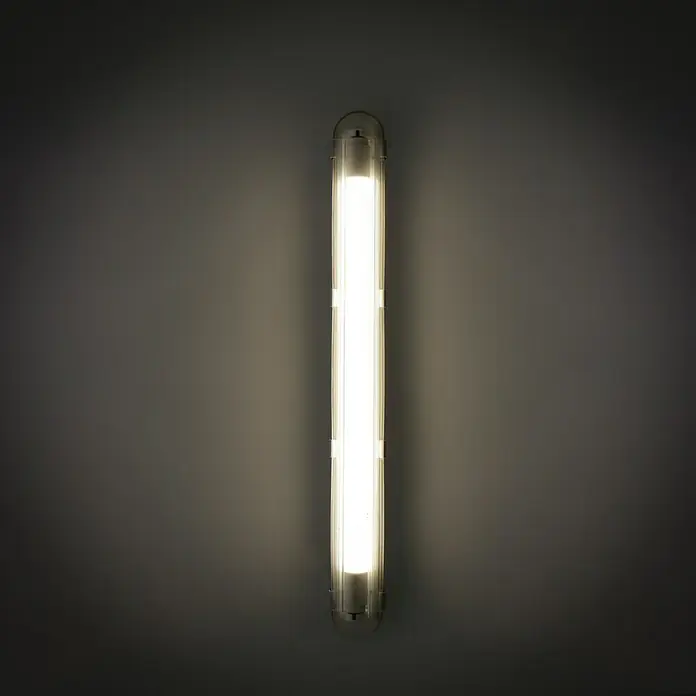 Voltolux Tira de luz LED antihumedad LED - L x An x Al: 66,5 x 6,6 x 7,3 cm, Color de luz: Blanco neutro, 9 W, IP65 - Una lámpara alargada montada verticalmente con extremos redondeados, que emite un brillo intenso y muestra una estética moderna.