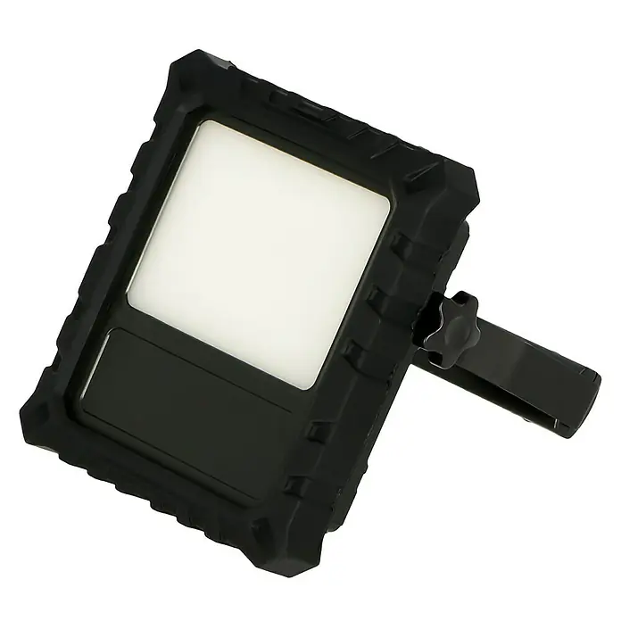 Profi Depot LED-Strahler - 10 W, 700 lm, 4.000 K, L x B x H: 5,8 x 15,7 x 22,4 cm, IP65 - Nahaufnahme einer robusten, quadratischen LED-Arbeitsleuchte mit einem schwarzen, stoßfesten Rahmen und einem verstellbaren Ständer für vielseitige Beleuchtung.